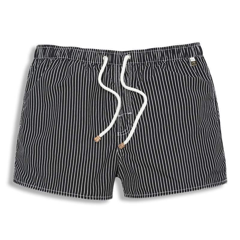 Bermuda Masculina Praia Listrada Marcanzzi MZ948 em tecido leve com estampa listrada clássica, secagem rápida e caimento moderno para estilo versátil.
