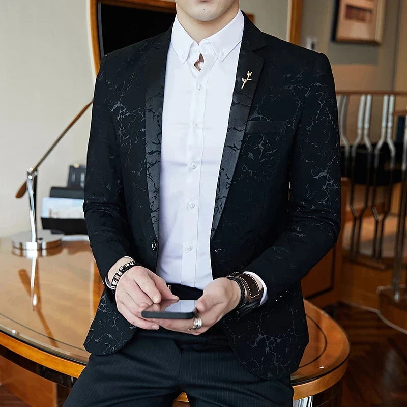 Blazer Masculino Realm Marcanzzi MZ060: elegância e versatilidade em acetato e poliéster. Cores: preto, azul, vinho. Ideal para eventos sociais e empresariais.