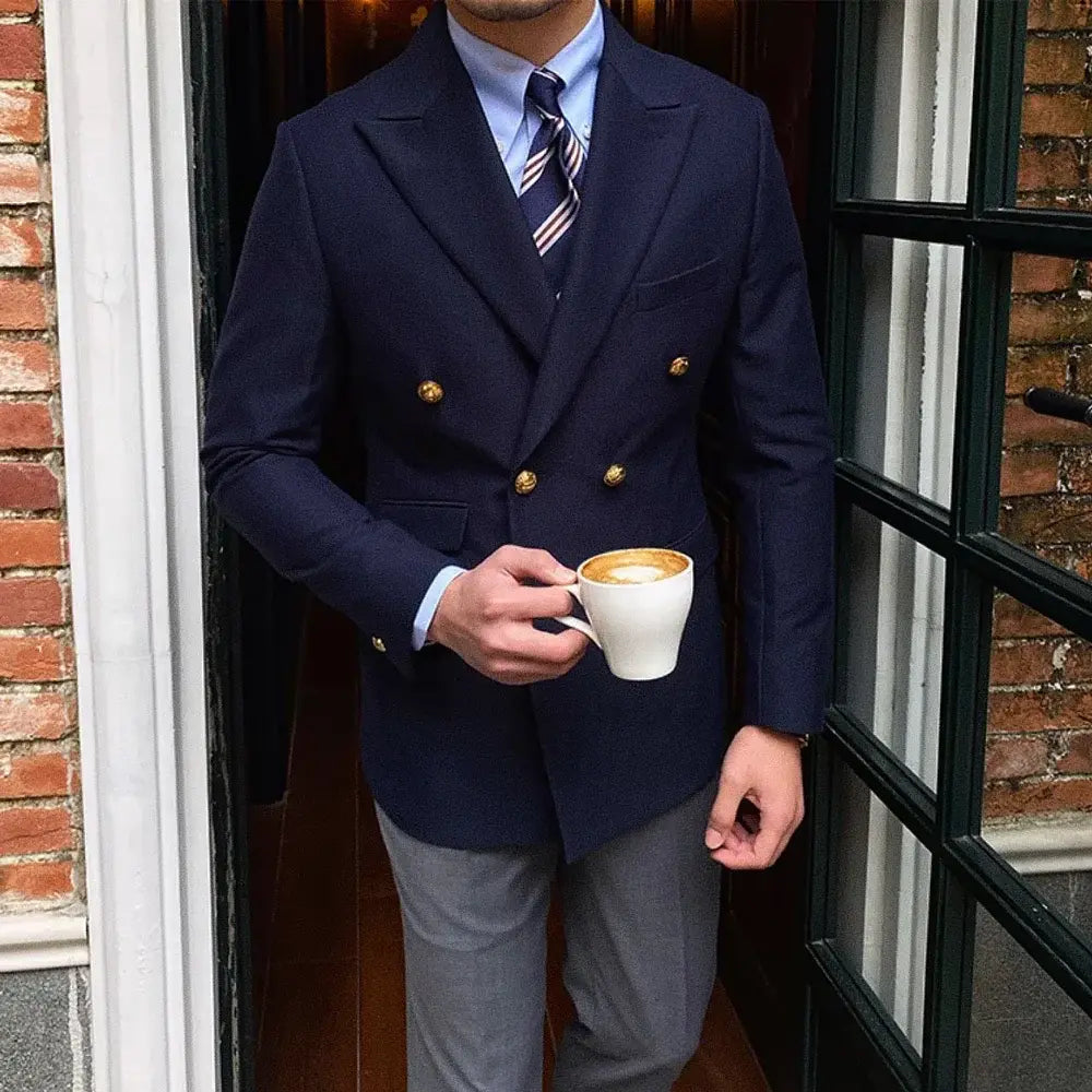 Blazer Masculino Transpassado Marcanzzi MZ062 em Ecomicrofibra, forro de seda e poliéster. Elegante, confortável e sofisticado para eventos especiais.