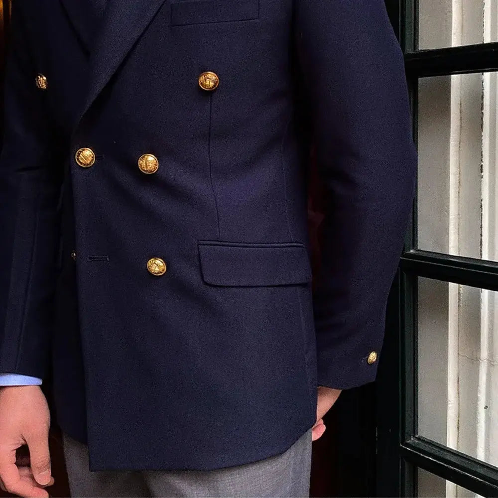 Blazer Masculino Transpassado Marcanzzi MZ062 em Ecomicrofibra, forro de seda e poliéster. Elegante, confortável e sofisticado para eventos especiais.