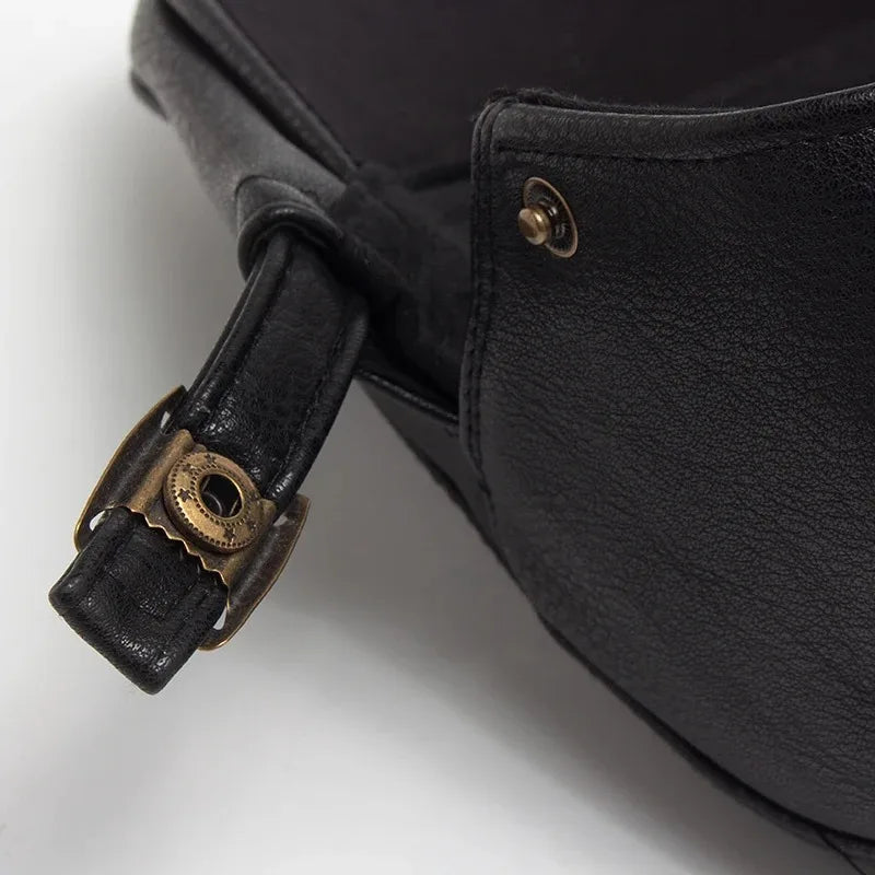 Boina Masculina de Couro British Marcanzzi MZ271 em couro premium, estilo britânico clássico, ajuste confortável e cores cáqui, marrom, grafite e preta.