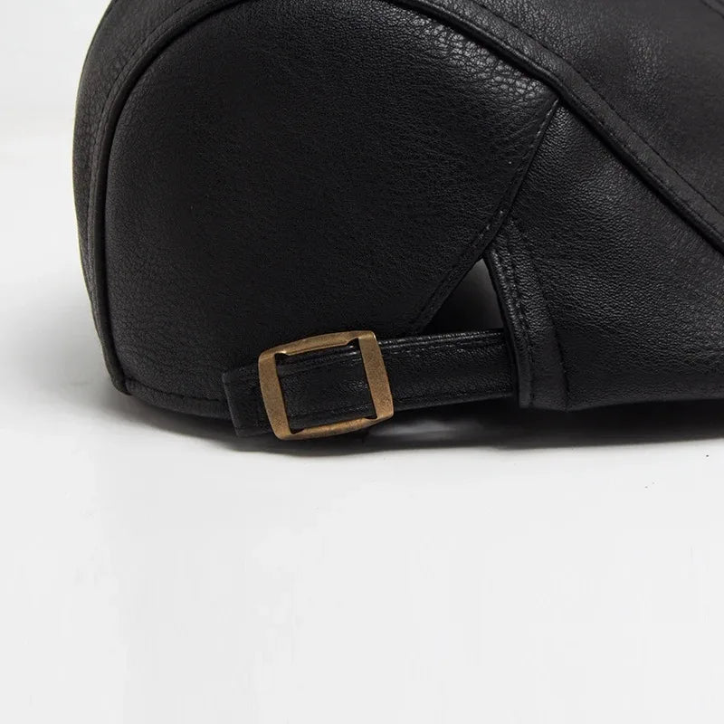 Boina Masculina de Couro British Marcanzzi MZ271 em couro premium, estilo britânico clássico, ajuste confortável e cores cáqui, marrom, grafite e preta.