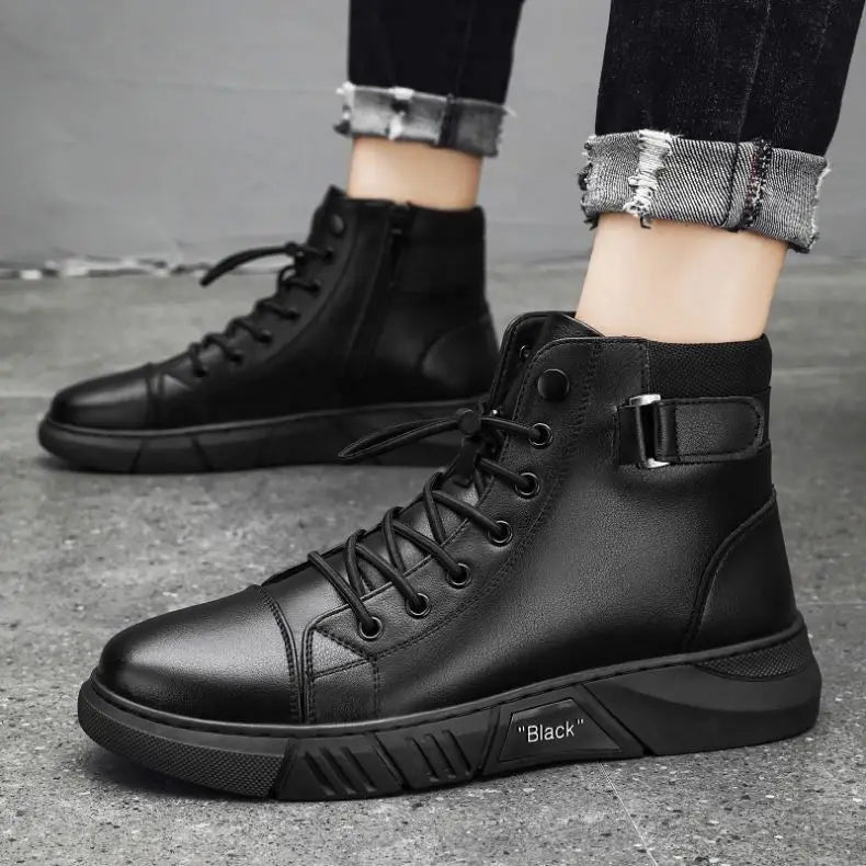 Bota de Couro Masculina Marcanzzi Black MZ280 em couro italiano com acabamento refinado, solado antiderrapante e design versátil para uso diário.