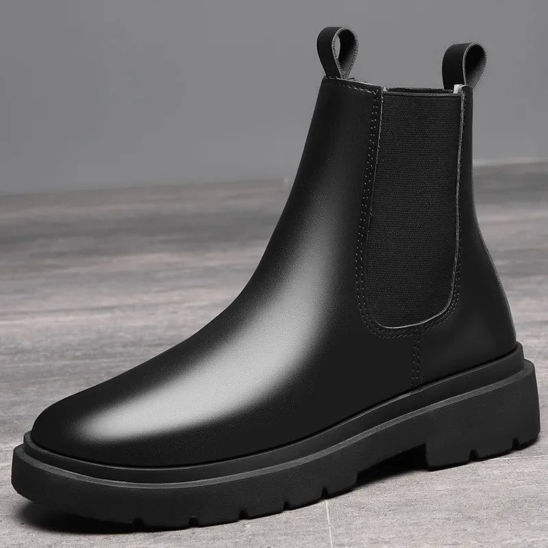 Bota Masculina Chelsea de Couro Marcanzzi MZ328 em couro legítimo com acabamento refinado, solado antiderrapante e forro acolchoado para conforto prolongado.
