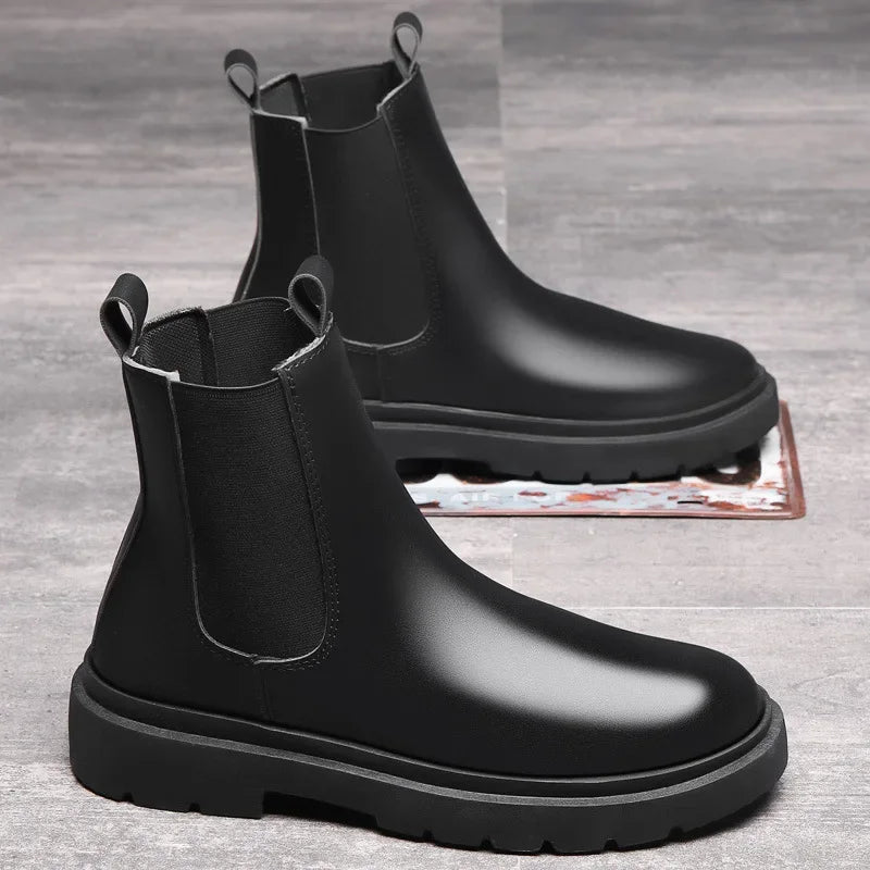 Bota Masculina Chelsea de Couro Marcanzzi MZ328 em couro legítimo com acabamento refinado, solado antiderrapante e forro acolchoado para conforto prolongado.
