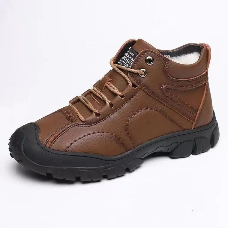 Bota masculina Marcanzzi MZ282 em couro legítimo, com solado antiderrapante e forro acolchoado. Ideal para estilo casual e aventureiro. Conforto e durabilidade.