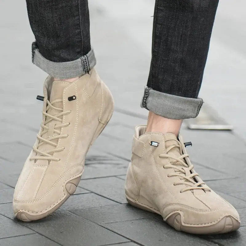 Bota Masculina Ldeck Marcanzzi MZ289 em couro legítimo premium, sola antiderrapante, interior acolchoado e ajuste com cadarço para estilo, conforto e resistência.