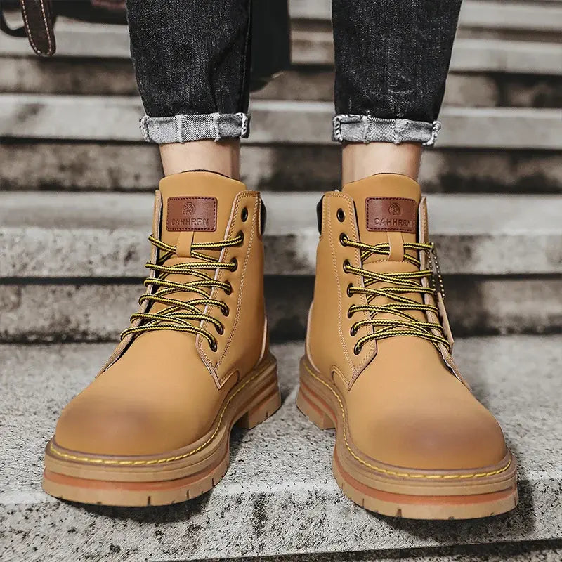Bota Masculina Urban Marcanzzi MZ279 feita com materiais de alta qualidade, solado antiderrapante e design moderno para estilo urbano e conforto diário.