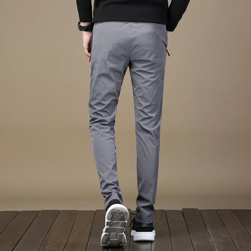 Calça Casual Masculina Marcanzzi Elastic MZ258 em cores neutras, com design slim, fechamento flexível e bolsos práticos para estilo e conforto diário.