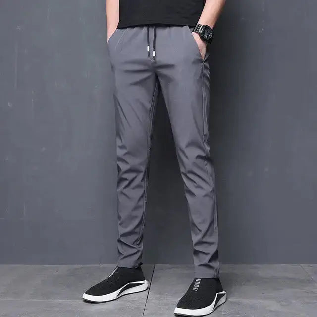 Calça Casual Masculina Marcanzzi Elastic MZ258 em cores neutras, com design slim, fechamento flexível e bolsos práticos para estilo e conforto diário.