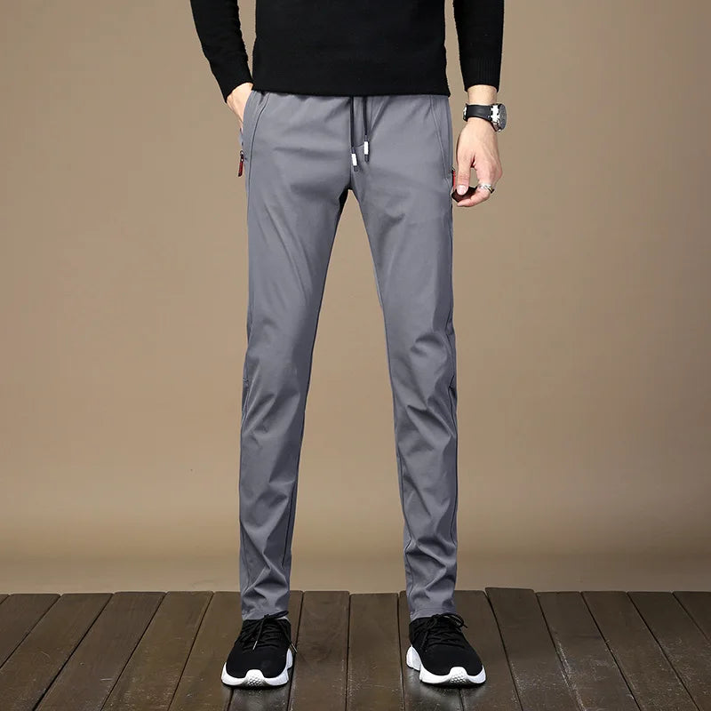 Calça Casual Masculina Marcanzzi Elastic MZ258 em cores neutras, com design slim, fechamento flexível e bolsos práticos para estilo e conforto diário.