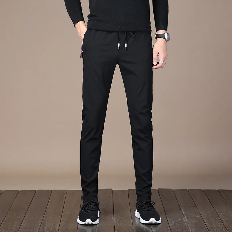 Calça Casual Masculina Marcanzzi Elastic MZ258 em cores neutras, com design slim, fechamento flexível e bolsos práticos para estilo e conforto diário.