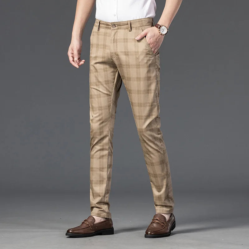 Calça Casual Masculina Xadrez Listrada Marcanzzi MZ257 em tecido de alta qualidade, com caimento confortável e design moderno para o dia a dia.