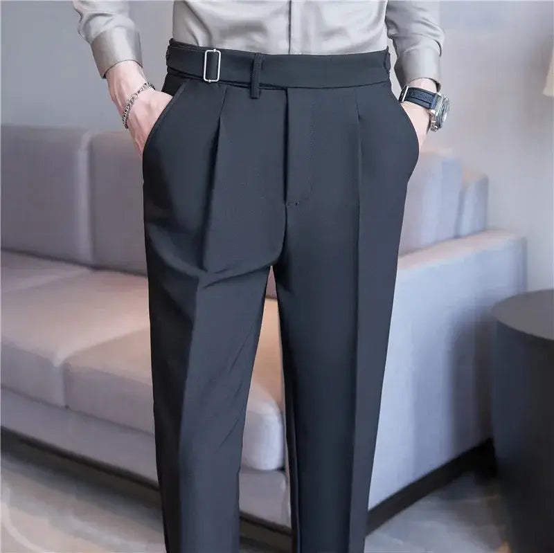 Calça de Alfaiataria Masculina Marcanzzi MZ254 confeccionada em tecido premium, com corte clássico, caimento impecável e estilo sofisticado.