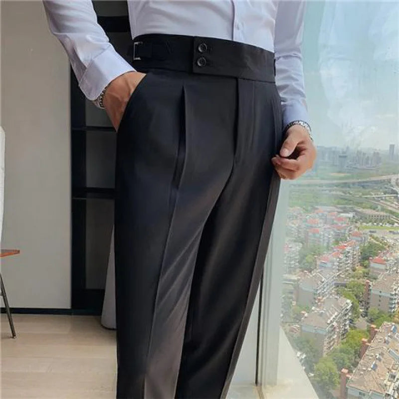 Calça de Alfaiataria Masculina Marcanzzi MZ256 feita em tecido premium, com corte tradicional, caimento perfeito e estilo elegante para várias ocasiões.