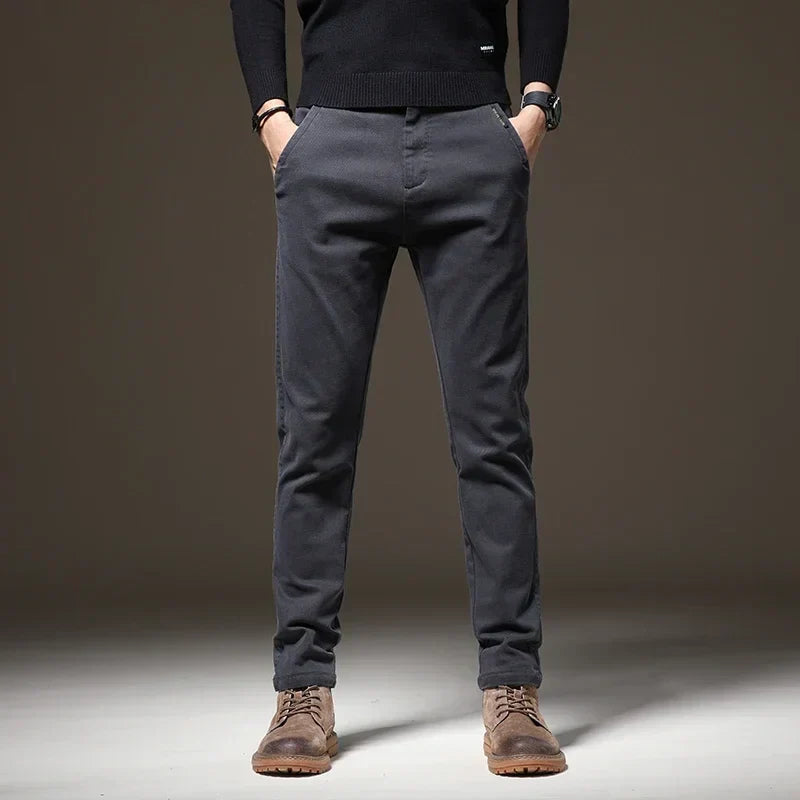 Calça Jeans Masculina Marcanzzi MZ002: denim de alta qualidade, confortável e durável, com corte moderno e cores versáteis para looks casuais e formais.