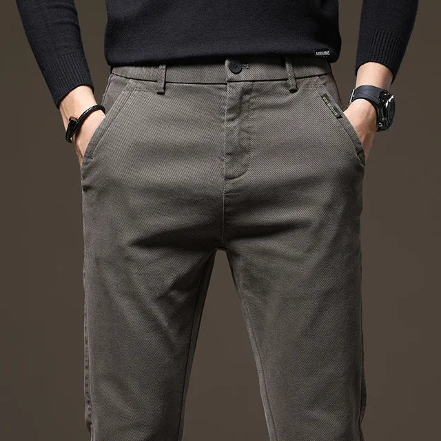 Calça Jeans Masculina Marcanzzi MZ002: denim de alta qualidade, confortável e durável, com corte moderno e cores versáteis para looks casuais e formais.