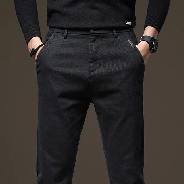 Calça Jeans Masculina Marcanzzi MZ002: denim de alta qualidade, confortável e durável, com corte moderno e cores versáteis para looks casuais e formais.