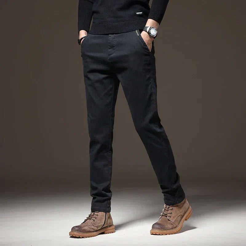 Calça Jeans Masculina Marcanzzi MZ002: denim de alta qualidade, confortável e durável, com corte moderno e cores versáteis para looks casuais e formais.