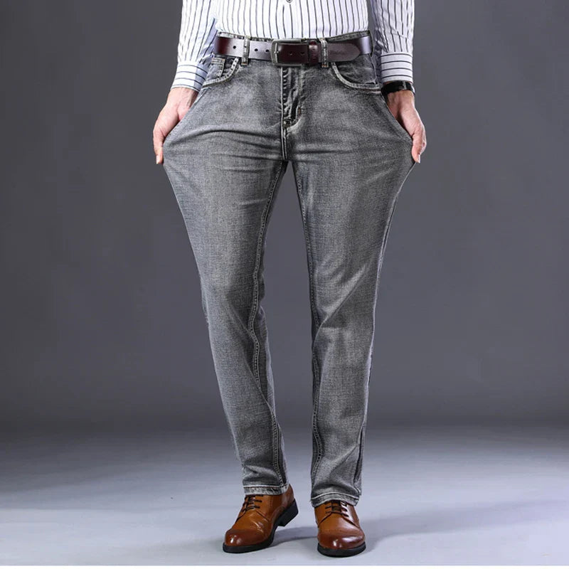 Calça Jeans Masculina Marcanzzi Spectre MZ260 com costuras reforçadas, tecido leve e respirável e acabamento premium para estilo e conforto.