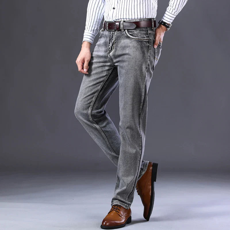 Calça Jeans Masculina Marcanzzi Spectre MZ260 com costuras reforçadas, tecido leve e respirável e acabamento premium para estilo e conforto.