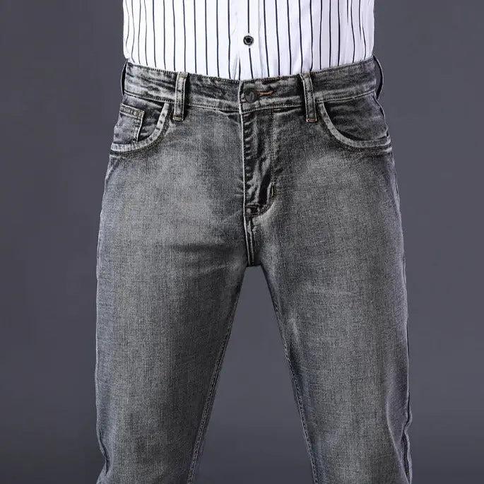 Calça Jeans Masculina Marcanzzi Spectre MZ260 com costuras reforçadas, tecido leve e respirável e acabamento premium para estilo e conforto.