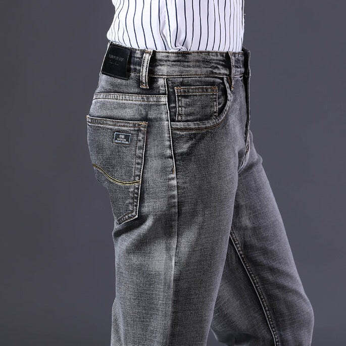 Calça Jeans Masculina Marcanzzi Spectre MZ260 com costuras reforçadas, tecido leve e respirável e acabamento premium para estilo e conforto.