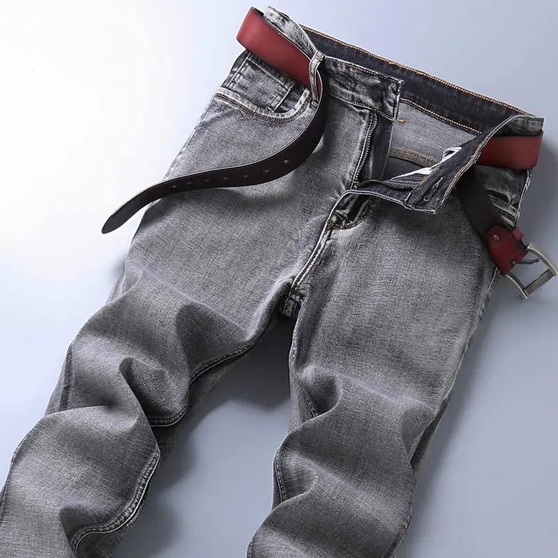 Calça Jeans Masculina Marcanzzi Spectre MZ260 com costuras reforçadas, tecido leve e respirável e acabamento premium para estilo e conforto.