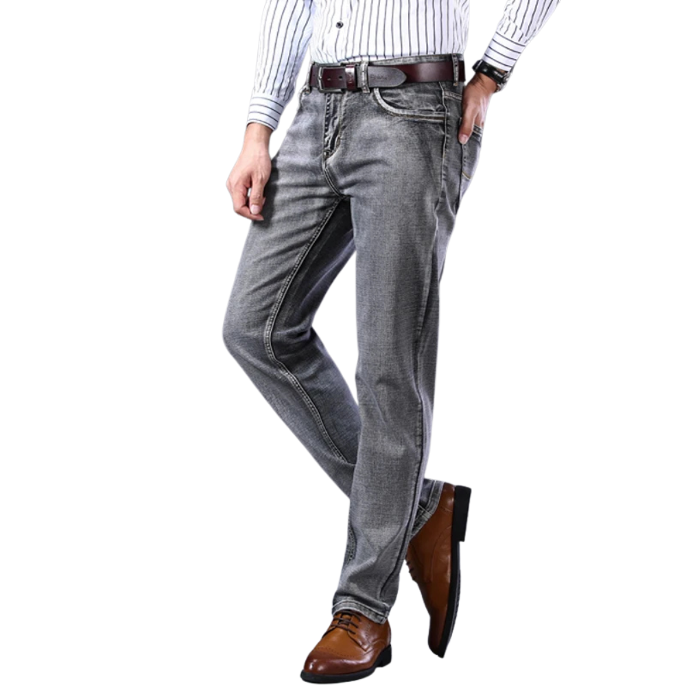 Calça Jeans Masculina Marcanzzi Spectre MZ260 com costuras reforçadas, tecido leve e respirável e acabamento premium para estilo e conforto.