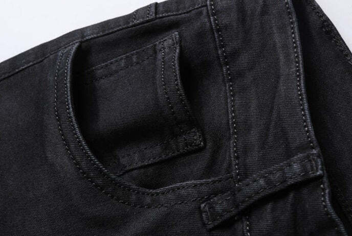 Calça Jeans Masculina Marcanzzi Spectre MZ260 com costuras reforçadas, tecido leve e respirável e acabamento premium para estilo e conforto.