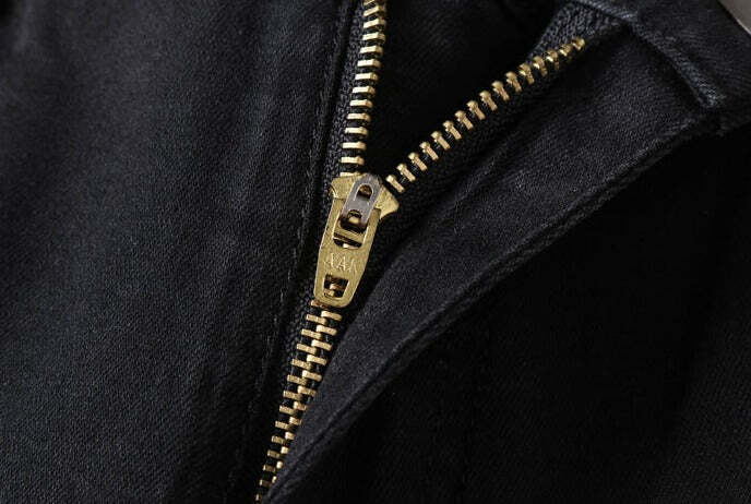 Calça Jeans Masculina Marcanzzi Spectre MZ260 com costuras reforçadas, tecido leve e respirável e acabamento premium para estilo e conforto.