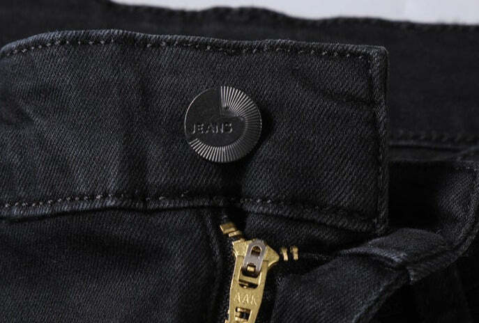 Calça Jeans Masculina Marcanzzi Spectre MZ260 com costuras reforçadas, tecido leve e respirável e acabamento premium para estilo e conforto.