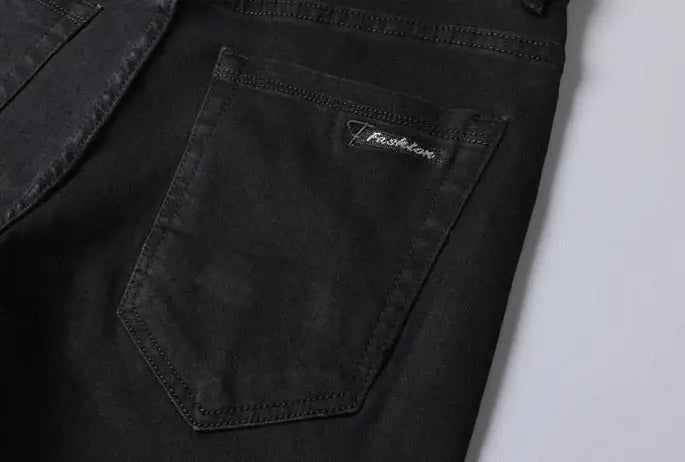 Calça Jeans Masculina Marcanzzi Spectre MZ260 com costuras reforçadas, tecido leve e respirável e acabamento premium para estilo e conforto.