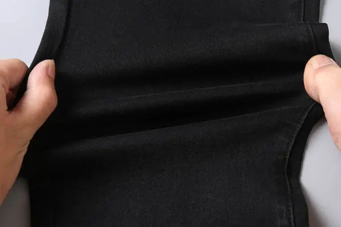 Calça Jeans Masculina Marcanzzi Spectre MZ260 com costuras reforçadas, tecido leve e respirável e acabamento premium para estilo e conforto.