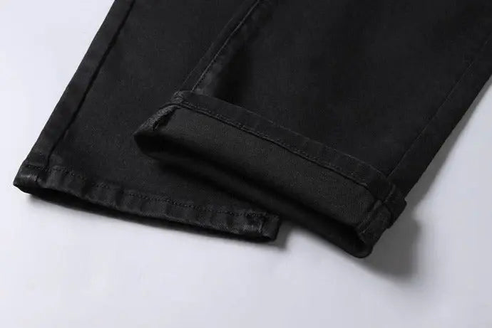 Calça Jeans Masculina Marcanzzi Spectre MZ260 com costuras reforçadas, tecido leve e respirável e acabamento premium para estilo e conforto.