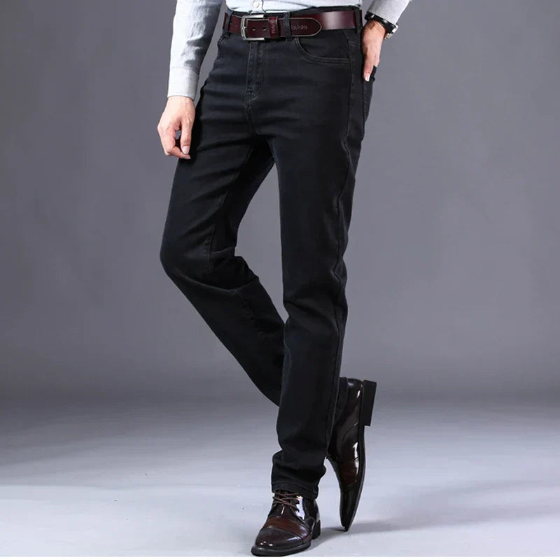 Calça Jeans Masculina Marcanzzi Spectre MZ260 com costuras reforçadas, tecido leve e respirável e acabamento premium para estilo e conforto.