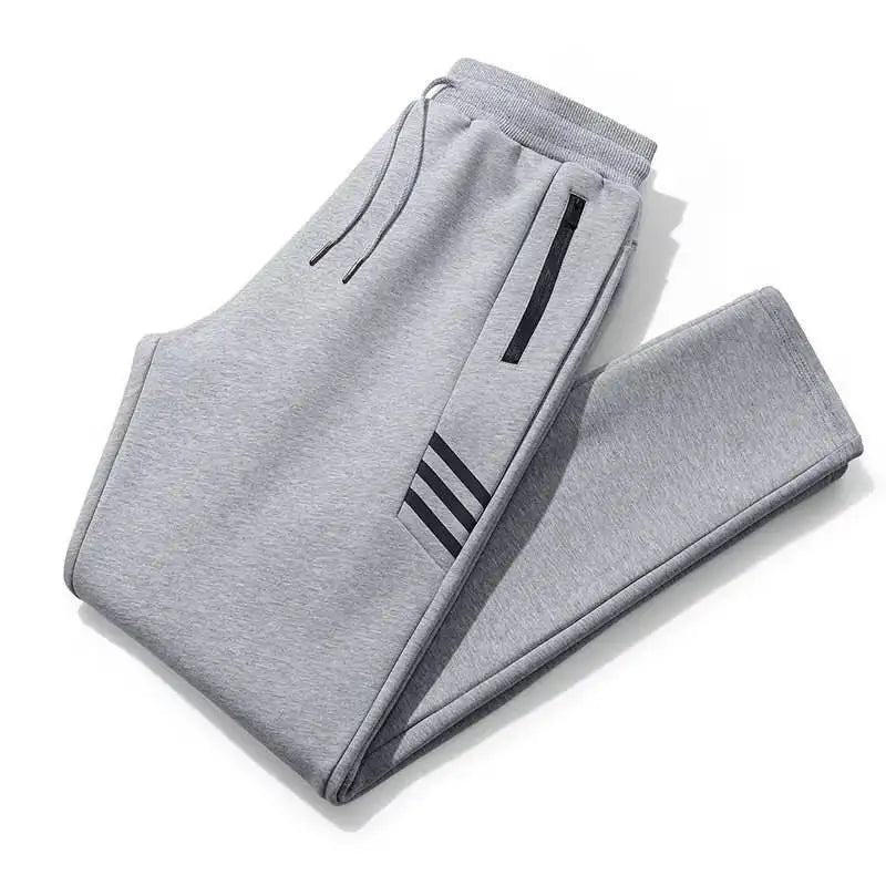 Calça Moletom Esportiva Masculina Marcanzzi MZ314 feita em algodão premium, com listras laterais, bolsos com zíper e cós ajustável para esportes.