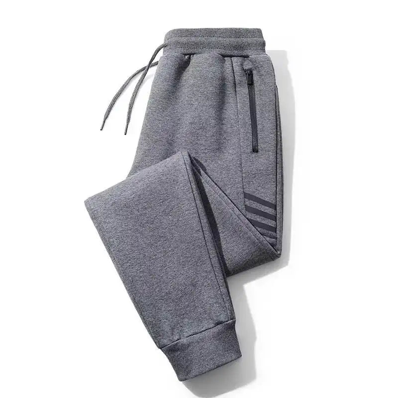 Calça Moletom Esportiva Masculina Marcanzzi MZ314 feita em algodão premium, com listras laterais, bolsos com zíper e cós ajustável para esportes.