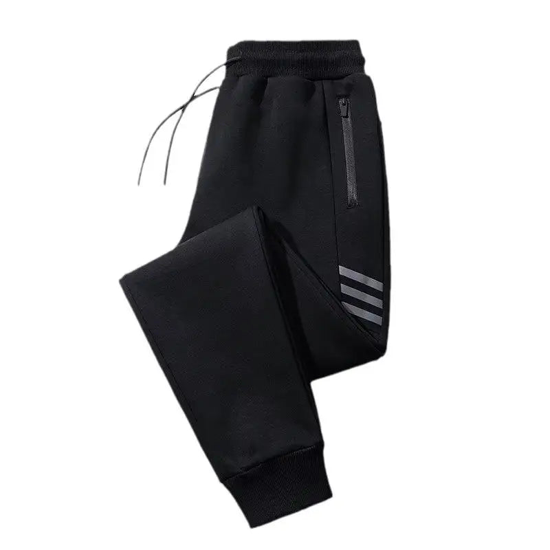 Calça Moletom Esportiva Masculina Marcanzzi MZ314 feita em algodão premium, com listras laterais, bolsos com zíper e cós ajustável para esportes.