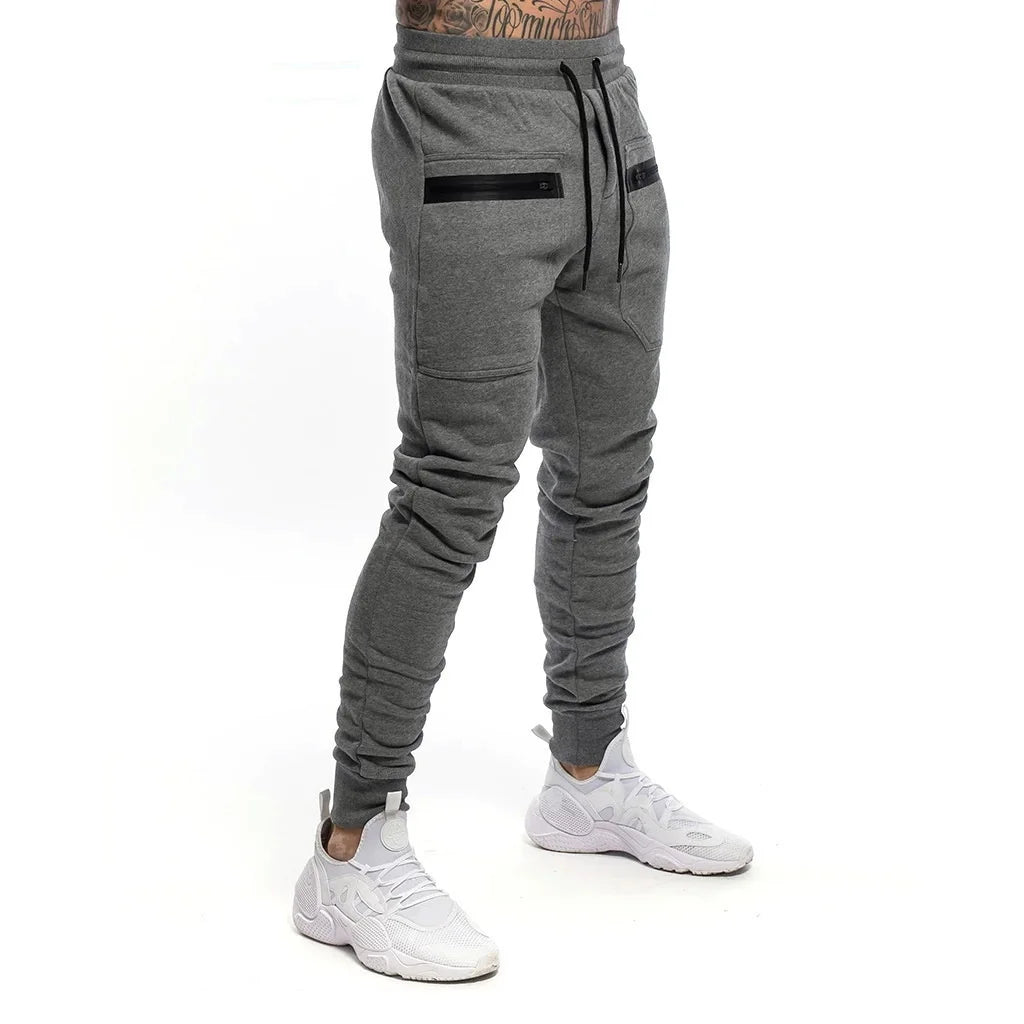 Calça Moletom Fitness Masculina Marcanzzi MZ315 em algodão premium, com cintura ajustável, bolsos com zíper e design moderno para treinos e casual.
