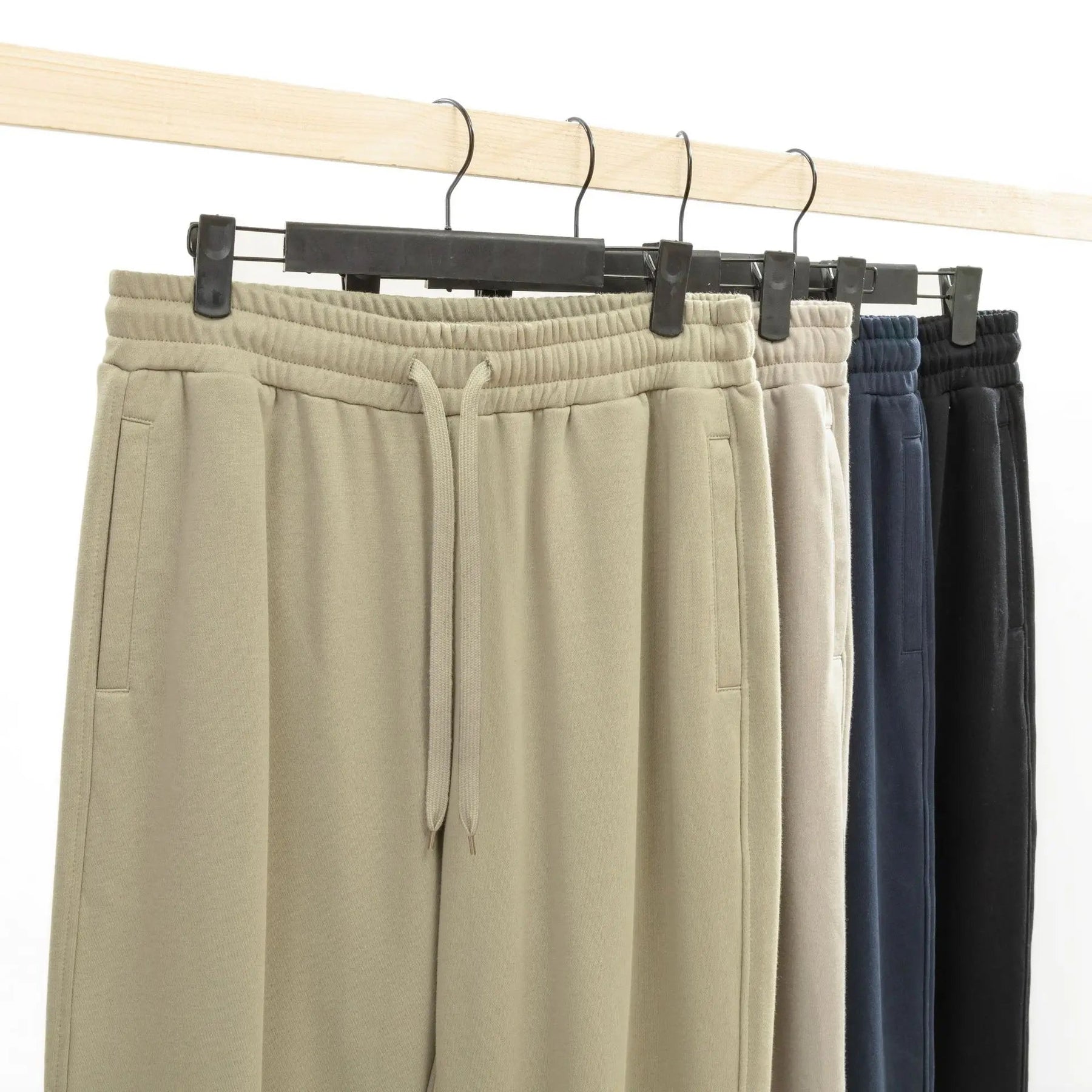 Calça Moletom Jogger Masculina Marcanzzi MZ311 feita em algodão premium, com elástico na cintura e tornozelos para caimento confortável e moderno.