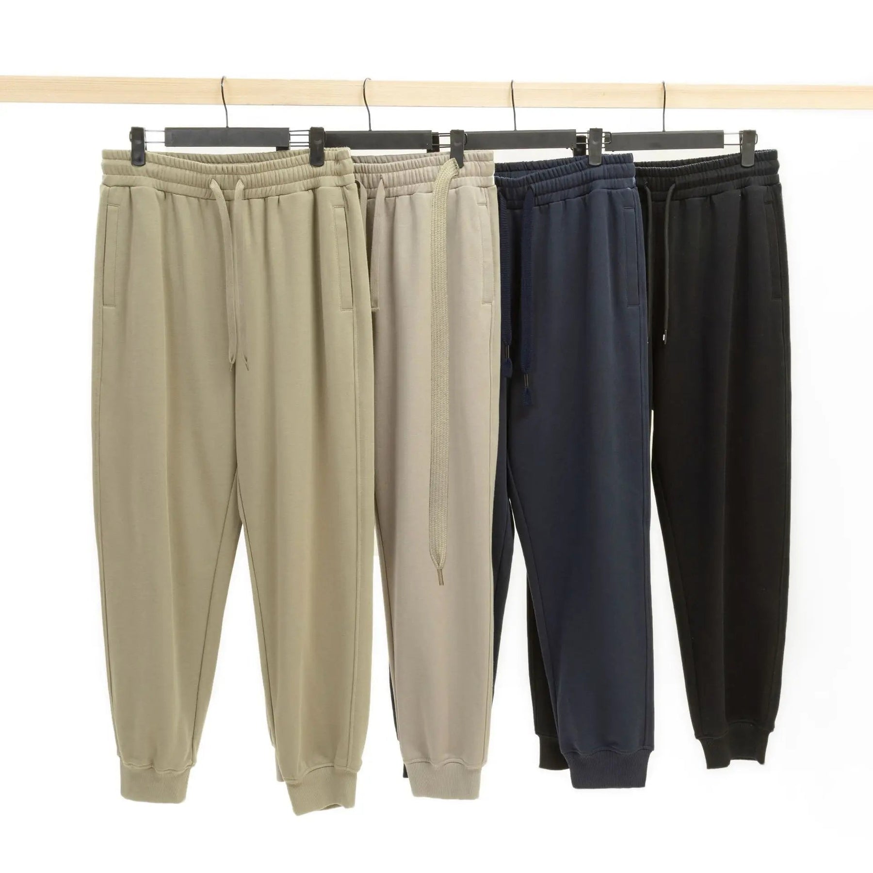 Calça Moletom Jogger Masculina Marcanzzi MZ311 feita em algodão premium, com elástico na cintura e tornozelos para caimento confortável e moderno.