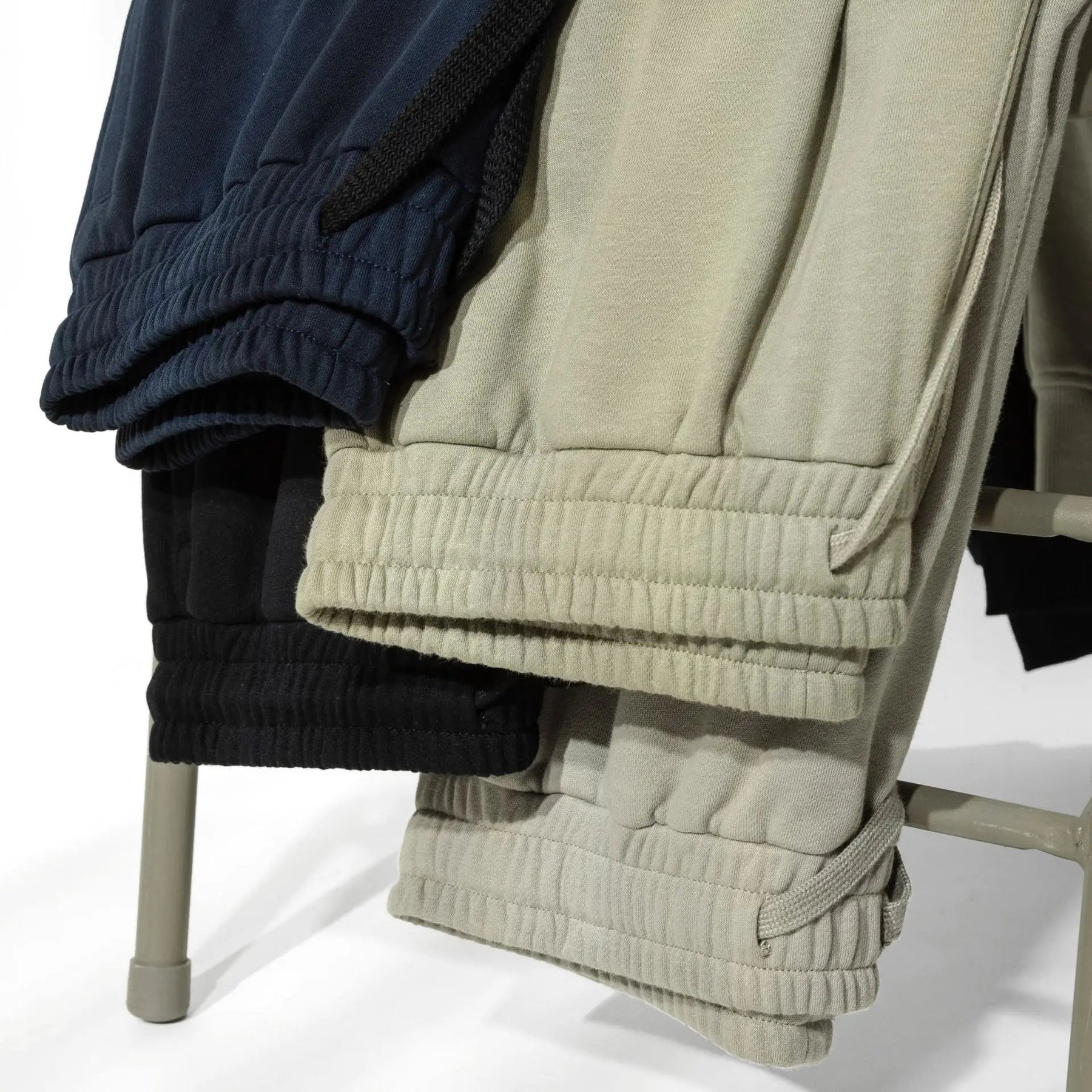 Calça Moletom Jogger Masculina Marcanzzi MZ311 feita em algodão premium, com elástico na cintura e tornozelos para caimento confortável e moderno.