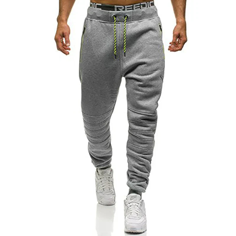 Calça Moletom Masculina Esportiva Marcanzzi MZ316 feita em algodão premium, com bolsos com zíper, cordão ajustável e design moderno para esportes.