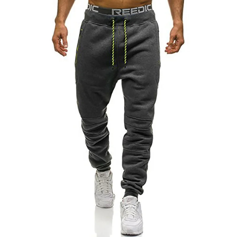 Calça Moletom Masculina Esportiva Marcanzzi MZ316 feita em algodão premium, com bolsos com zíper, cordão ajustável e design moderno para esportes.