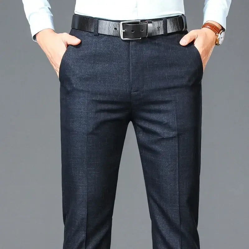 Calça Social Executiva Masculina Marcanzzi MZ008: design clássico, caimento elegante, ideal para ambientes corporativos, feita com materiais premium.