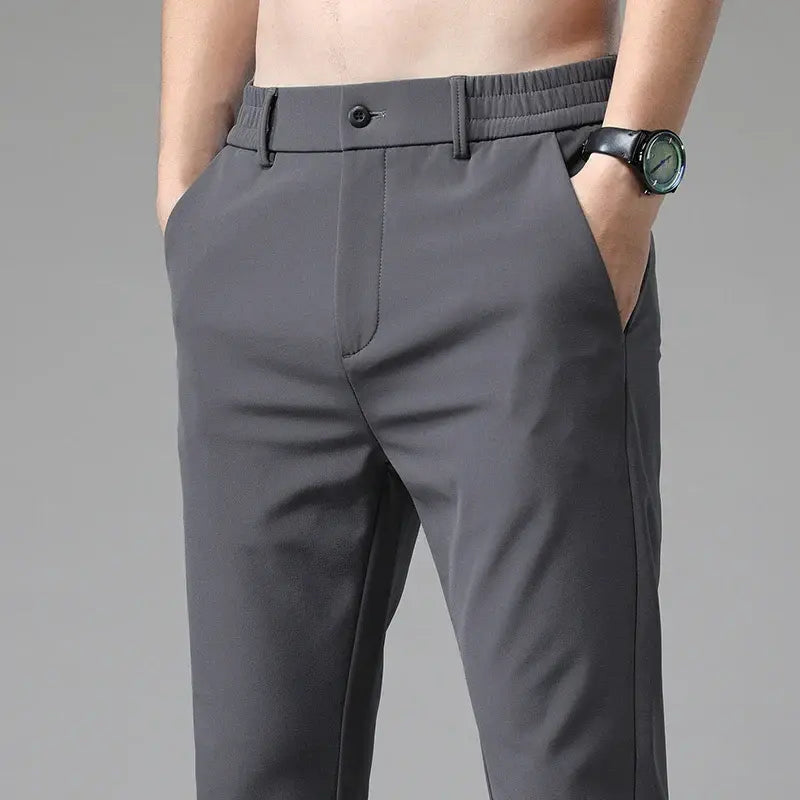 Calça Social Masculina Slim Marcanzzi MZ007: design moderno, modelagem slim fit, tecido premium, ideal para eventos formais e looks casuais refinados.