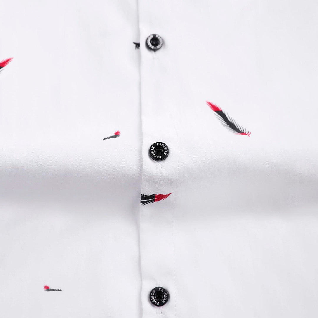 Camisa Manga Curta Estampada Marcanzzi Feathers MZ568 branca com estampa de penas vermelhas e pretas, tecido leve, confortável e estilo moderno.