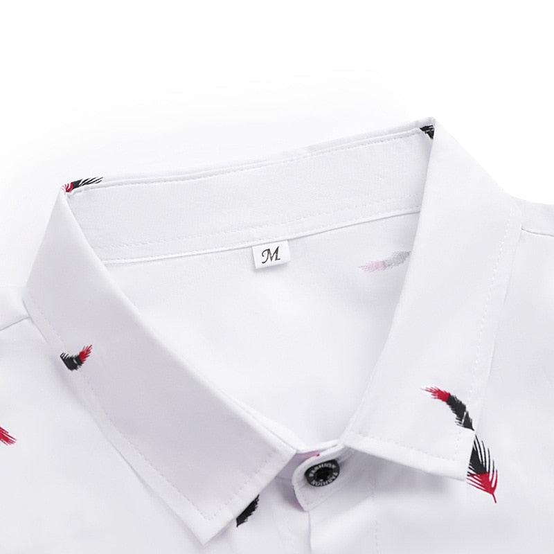 Camisa Manga Curta Estampada Marcanzzi Feathers MZ568 branca com estampa de penas vermelhas e pretas, tecido leve, confortável e estilo moderno.