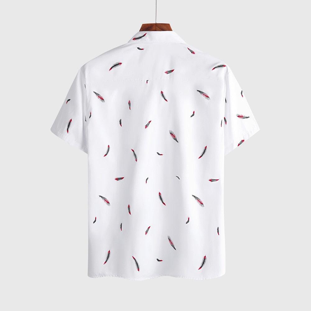 Camisa Manga Curta Estampada Marcanzzi Feathers MZ568 branca com estampa de penas vermelhas e pretas, tecido leve, confortável e estilo moderno.